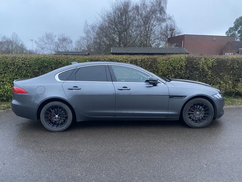 
								Jaguar XF full									